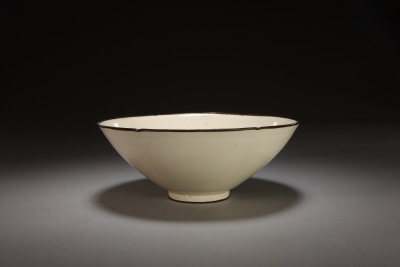 图片[1]-Ding Kiln white glaze carved flower broken branch lotus flower bowl-China Archive